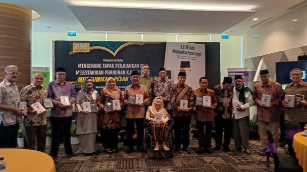Sejumlah tokoh undangan yang hadir menerima buku 