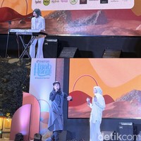 Di malam audisi, ada juga penampilan dari Riski Makarima Agustiningsih atau akrab disapa Kiki, juara favorit Hijab Hunt 2018 dan rapper cantik Erra Fazhira dari Hijab Hunt 2016. Kiki bernyanyi sambil bermain keyboard. Sedangkan Erra dengan ciri khas rappernya berduet dengan salah satu peserta audisi membawakan dua lagu. Foto: Gresnia/Wolipop.