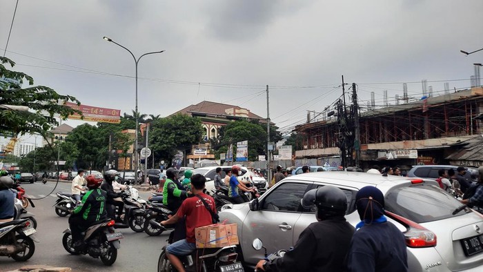 Kondisi lalin saat uji coba Simpang Kampung Utan (Annisa/detikcom)