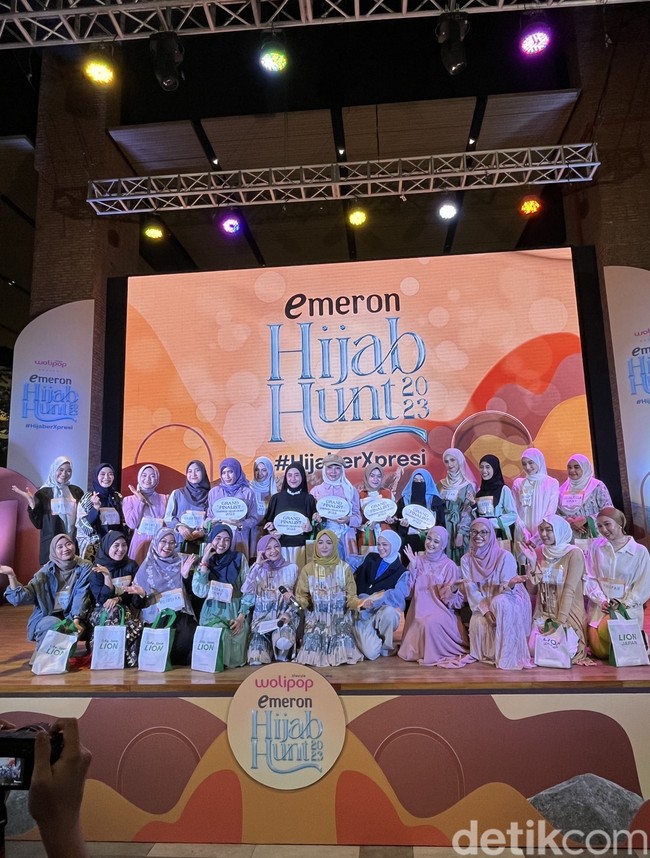 Berdasarkan hasil audisi, ada lima finalis Emeron Hijab Hunt 2023 dari Surabaya. Berikut ini nama lima finalis terpilih, Essa Mulia Rifanti, Rizka Nadiyah Hayuningrum, Nunung Hafisyah, Annisa Salsabila Pratiwi, dan terakhir Khusnul Khatimah. Para finalis Emeron Hijab Hunt 2023 asal Surabaya ini akan bersaing menjadi pemenang utama yang bisa mendapatkan hadiah mobil. Pemenang pertama akan mendapatkan hadiah sebesar mobil Hyundai STARGAZER Active MT dan paket umroh. Foto: Gresnia/Wolipop.