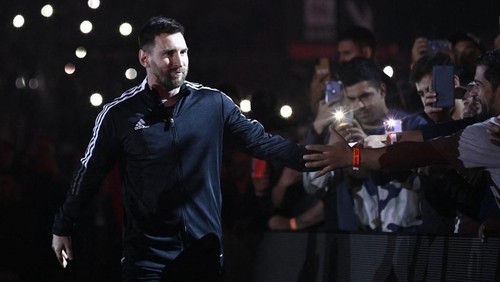 Argentine football player Lionel Messi greets fans during his entrance to the field before the start of Maximiliano Rodriguezs farewell match at the Marcelo Bielsa stadium in Rosario, Argentina on January 24, 2023. (Photo by STRINGER / AFP)