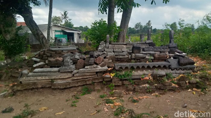 Makam tua di Desa Kahuman, Kecamatan Ngawen, Klaten, yang dipagari batu bekas struktur candi, Minggu (25/6/2023).
