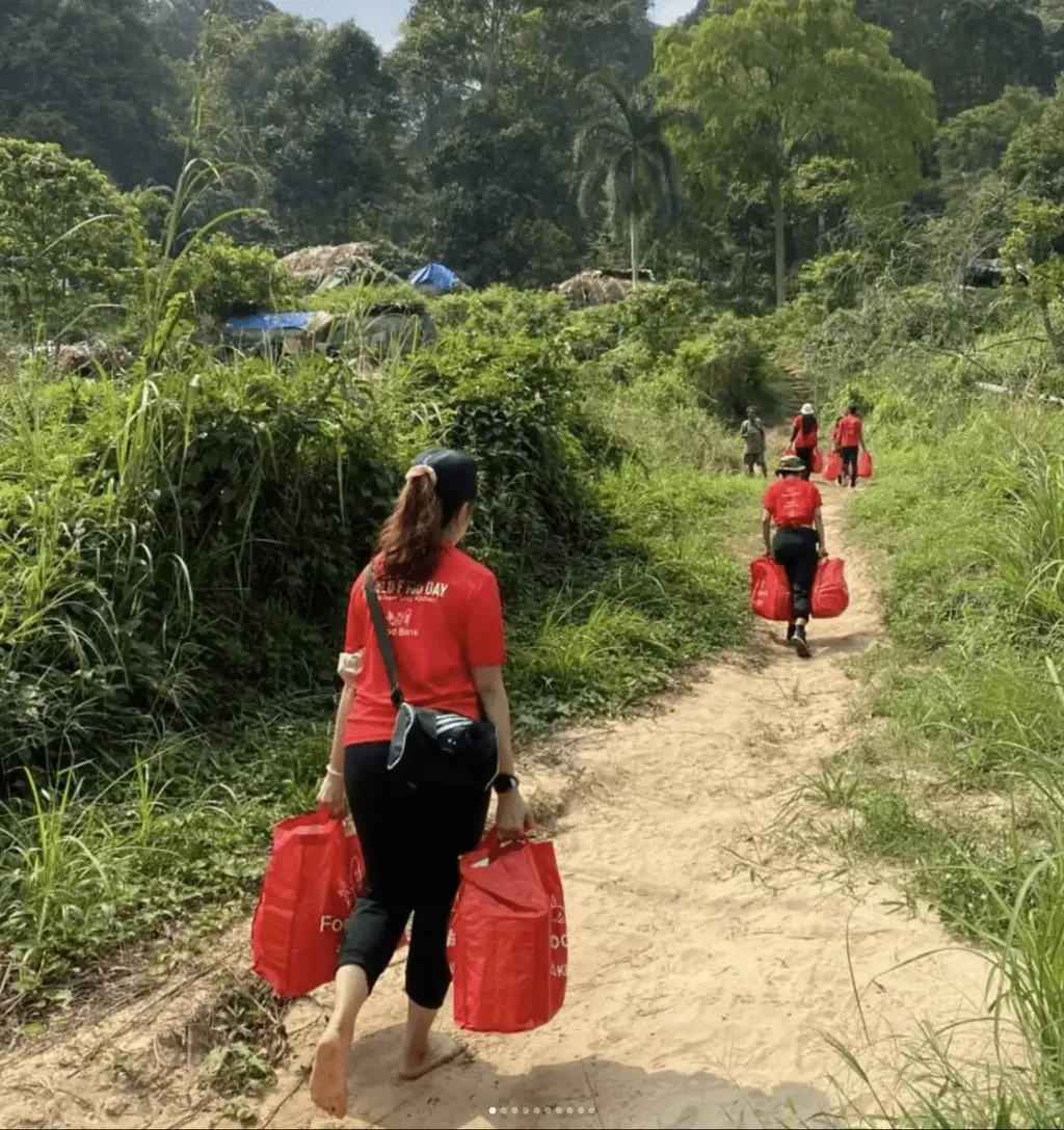 Mantan Gelandangan Ini Beli Durian Pakai Gaji Pertamanya untuk Balas Budi