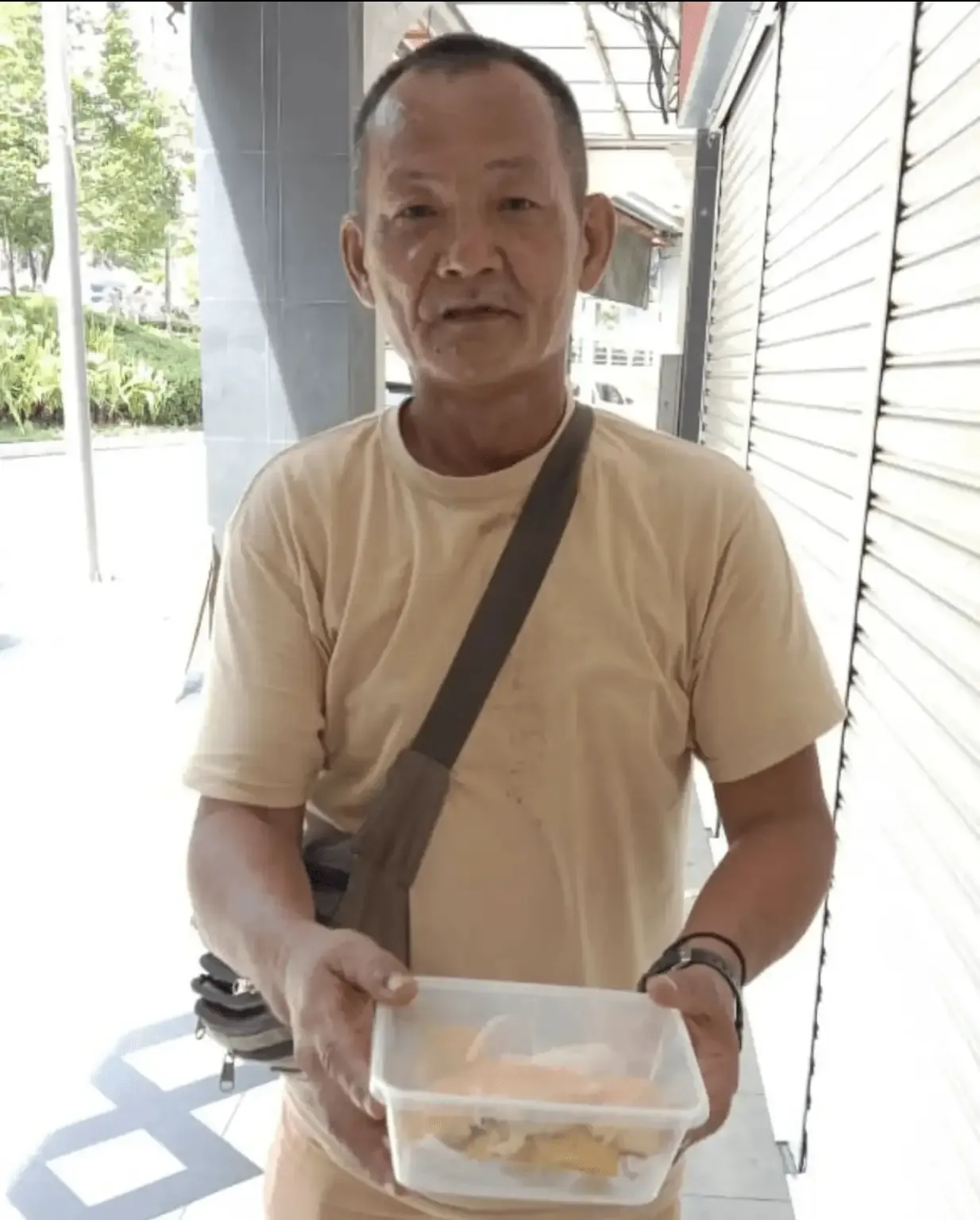 Mantan Gelandangan Ini Beli Durian Pakai Gaji Pertamanya untuk Balas Budi