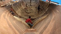 Pemerintah daerah setempat membuat dua unit kapal phinisi dengan anggaran sebesar Rp7,99 miliar. 