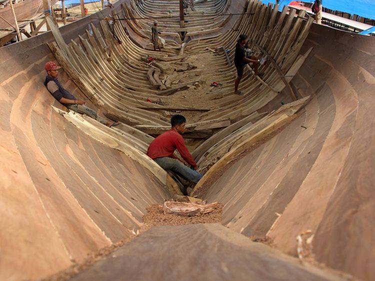 Melihat Pembuatan Kapal Phinisi di Makassar