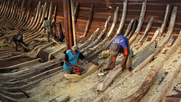 Melihat Pembuatan Kapal Phinisi di Makassar Pekerja menyelesaikan pembuatan kapal phinisi di Makassar, Sulawesi Selatan, Sabtu (24/6/2023). Pemerintah daerah setempat membuat dua unit kapal phinisi dengan anggaran sebesar Rp7,99 miliar yang akan digunakan sebagai media atraksi wisata dan budaya serta edukasi sejarah terkait kapal yang merupakan warisan budaya dunia tersebut. ANTARA FOTO/Arnas Padda/aww.