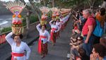 Meriahnya Parade Mapeed di Tanah Lot Bali