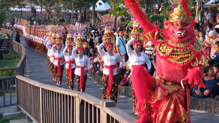 Meriahnya Parade Mapeed di Tanah Lot Bali Sejumlah perempuan Bali menjunjung gebogan atau sesajen berisi buah, kue, bunga dan hiasan janur saat parade mapeed pada Tanah Lot Art and Food Festival IV di objek wisata Tanah Lot, Tabanan, Bali, Sabtu (24/6/2023). Kegiatan tersebut digelar sebagai daya tarik wisata guna meningkatkan jumlah kunjungan wisatawan di objek wisata itu yang saat ini jumlahnya rata-rata 8.000 orang per hari. ANTARA FOTO/Nyoman Hendra Wibowo/aww.