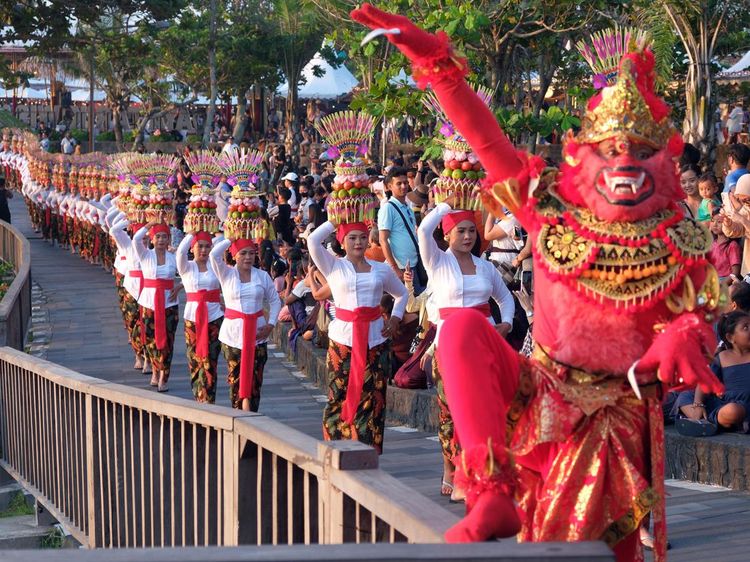 Meriahnya Parade Mapeed di Tanah Lot Bali
