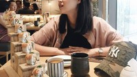 Ini momen lainnya ketika Mitzi Abigail menikmati sushi di restoran Jepang. Ia memesan sushi yang disajikan dengan wadah tangga. Foto: Instagram @mitziabigail