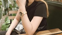 Wanita yang pernah juga menjadi atlet ini Hobi nongkrong di kafe kekinian. Disanalah ia. menikmati kopi favoritnya, seperti pada momen ini. Foto: Instagram @mitziabigail