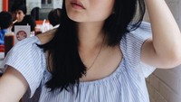 Ada juga momen Mitzi Abigail ketika menikmati steak. Steaknya disajikan dengan sayur buncis dan kentang goreng. Foto: Instagram @mitziabigail