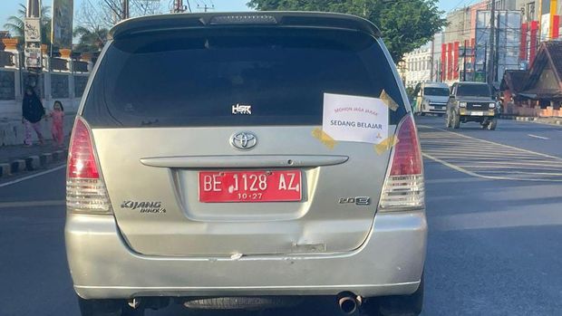 Mobil dinas dipakai belajar nyetir.