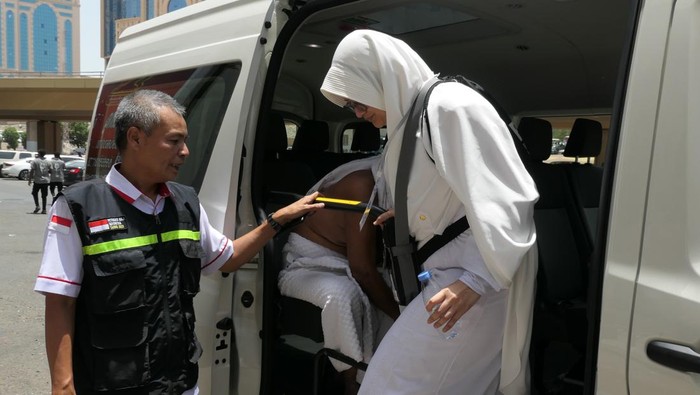Mobil Operasional Dikerahkan, Antisipasi Berhentinya Bus Shalawat Seorang petugas membantu jamaah calon haji turun dari mobil usai melaksanakan umrah wajib di Syisyah, Mekah, Arab Saudi, Sabtu (24/6/2023). Daerah kerja (daker) Mekah mengerahkan kendaraan operasional untuk mengangkut jamaah yang melakukan umrah wajib karena berhentinya layanan bus shalawat hingga 2 Juli 2023 yang akan dipersiapkan sebagai transportasi saat puncak ibadah haji oleh pemerintah Arab Saudi. ANTARA FOTO/Wahyu Putro A/aww.