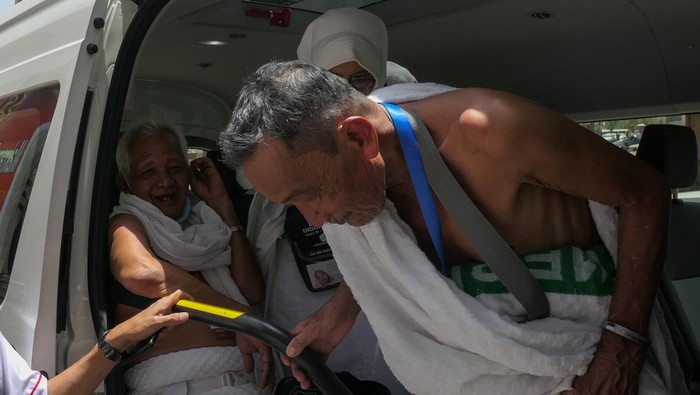 Mobil Operasional Dikerahkan, Antisipasi Berhentinya Bus Shalawat Seorang petugas membantu jamaah calon haji turun dari mobil usai melaksanakan umrah wajib di Syisyah, Mekah, Arab Saudi, Sabtu (24/6/2023). Daerah kerja (daker) Mekah mengerahkan kendaraan operasional untuk mengangkut jamaah yang melakukan umrah wajib karena berhentinya layanan bus shalawat hingga 2 Juli 2023 yang akan dipersiapkan sebagai transportasi saat puncak ibadah haji oleh pemerintah Arab Saudi. ANTARA FOTO/Wahyu Putro A/aww.