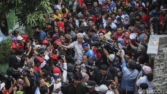 Momen Ganjar Blusukan ke Gang Sempit di Jakarta Utara Bakal calon presiden dari PDIP Ganjar Pranowo mendatangi kawasan padat penduduk di Pademangan, Jakarta Utara, Minggu (25/6/2023).