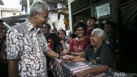 Lansia yang tengah beristirahat terkejut akan kedatangan Ganjar. Keduanya sempat berbincang beberapa saat. 