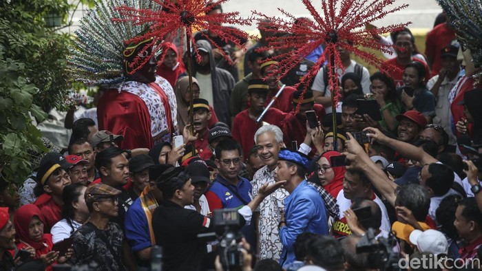 Momen Ganjar Blusukan ke Gang Sempit di Jakarta Utara Bakal calon presiden dari PDIP Ganjar Pranowo mendatangi kawasan padat penduduk di Pademangan, Jakarta Utara, Minggu (25/6/2023).
