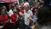 Mengetahui kedatangan Ganjar, warga yang lain kompak keluar rumah untuk menyapa sang bakal calon presiden itu. 