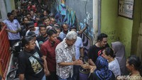 Ganjar nampak menyalami warga yang dia temui selama blusukan. 
