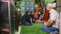 Ganjar mendatangi rumah-rumah warga, seorang warga yang rumahnya disinggahi Ganjar pun terkejut bahkan menangis haru. 