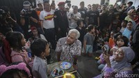 Bahkan Ganjar turut memberikan hadiah kepada anak-anak yang tengah berulang tahun. 