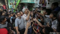 Ganjar menyapa anak-anak di gang-gang sempit di kawasan Pademangan Jakarta Utara.  