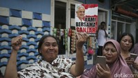 Sejumlah simpatisan menunjukkan poster bergambar Ganjar. 