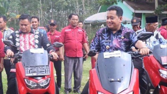 Bupati Banyuasin Askolani dan Sekda Erwin Ibrahim memberikan kendaraan operasional ke kades.