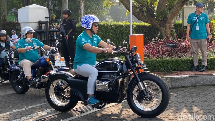 Gubernur Jabar Ridwan Kamil bersama rombongan melakukan Electric Vehicle (EV) Trip dari Gedung Sate ke Gedung BI Jabar dengan melintasi Jalan Diponegoro - Jalan Ir H Djuanda dan berakhir di Jalan Merdeka, Minggu (25/6/2023).