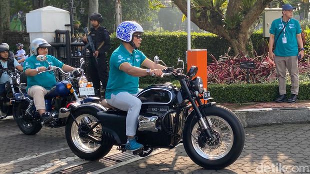 Gubernur Jabar Ridwan Kamil bersama rombongan melakukan Electric Vehicle (EV) Trip dari Gedung Sate ke Gedung BI Jabar dengan melintasi Jalan Diponegoro - Jalan Ir H Djuanda dan berakhir di Jalan Merdeka, Minggu (25/6/2023).