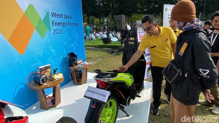 Gubernur Jabar Ridwan Kamil bersama rombongan melakukan Electric Vehicle (EV) Trip dari Gedung Sate ke Gedung BI Jabar dengan melintasi Jalan Diponegoro - Jalan Ir H Djuanda dan berakhir di Jalan Merdeka, Minggu (25/6/2023).