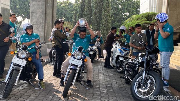 Gubernur Jabar Ridwan Kamil bersama rombongan melakukan Electric Vehicle (EV) Trip dari Gedung Sate ke Gedung BI Jabar dengan melintasi Jalan Diponegoro - Jalan Ir H Djuanda dan berakhir di Jalan Merdeka, Minggu (25/6/2023).