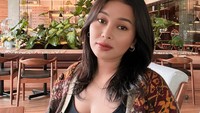 Momen lain Mutia berada di restoran ini juga mencuri perhatian. Ia tampak cantik berpose ketika sedang menunggu makanan. Foto: Instagram @mutia_ayuu