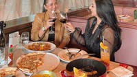 Mutia bersama sahabat tampak akrab ketika merayakan hari Valentine di sebuah restoran. Mereka menikmati pizza dan pasta yang lezat. Foto: Instagram @mutia_ayuu
