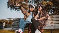 Momen haru Mutia dan Gewa membuat penonton konser tak kuat menahan tangis. Karena, pada konser tersebut keduanya diberi kesempatan bertemu Glenn Fredly meski hanya lewat sosok hologram. Foto: Instagram @mutia_ayuu
