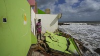 Perlindungannya sangat minim, bagian-bagian tembok laut sudah roboh oleh ombak yang menerjang. 