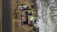 Hampir semua orang di Iranawila adalah nelayan. Dengan meningkatnya erosi dari laut yang merambah, mereka memiliki lebih sedikit ruang untuk melabuhkan perahu mereka. Bahkan mereka tidak bisa melaut karena masalah ini. 