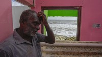 Mereka mengatakan bahwa pantai telah bergerak beberapa ratus meter (yard) dalam tiga tahun terakhir. 