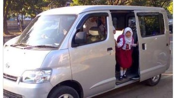 Orang kaya pakai jemputan. Foto: Twitter/membasahkan