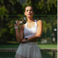 Penampilan Nia Ramadhani dalam balutan busana olahraga itu dipuji banyak netizen. Wajahnya terlihat lebih segar, badannya yang ramping meski telah memiliki tiga anak pun memesona. Foto: Dok. Instagram Luna Maya, Nia Ramadhani