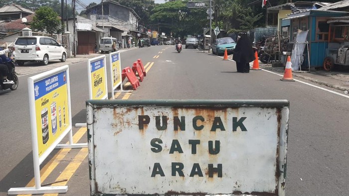One way arah Jakarta diterapkan di Puncak Bogor (Sholihin/detikcom)