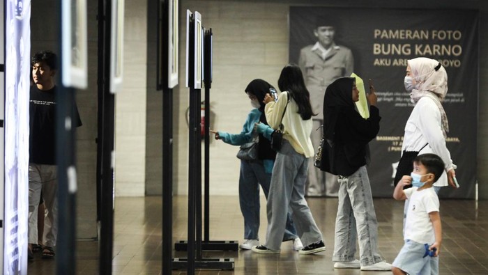 Warga mengamati foto yang dipajang pada pameran foto Bung Karno Aku Arek Suroboyo di ruang bawah tanah Alun-Alun Surabaya, Jawa Timur, Minggu (25/6/2023). Pameran yang digelar dalam rangka memperingati Bulan Bung Karno dan berlangsung sampai 30 Juni 2023 tersebut menggambarkan perjalanan hidup Presiden pertama Republik Indonesia Ir. Soekarno. ANTARA FOTO/Didik Suhartono/foc.