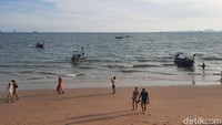 Pantai Ao Nang terletak di Distrik Mueang Krabi. Pantai ini berjarak sekitar 20 kilometer dari pusat Kota Krabi. (Putu Intan/detikcom)