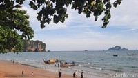 Suasananya begitu tenang dan damai. Di sana tampak turis yang sedang berenang, berjemur, berfoto, atau sekadar duduk-duduk santai. (Putu Intan/detikcom)