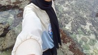 Saya tidak mau ketinggalan untuk berswafoto di antara batu karang. Namun harus tetap hati hati karena licin.