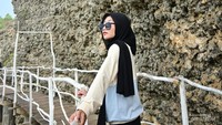 Sebelum sampai ke bibir pantai, pengunjung harus melewati jembatan kayu terlebih dahulu.