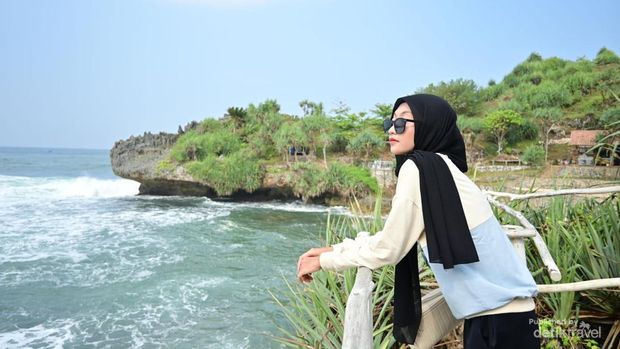 Foto tersebut adalah pemandangan ketika melewati jembatan. Jembatan yang cukup panjang, tetapi tidak membuat lelah.