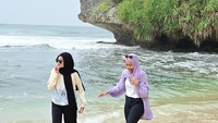 Ini adalah foto di pantai Mbuluk yang paling barat atau tempat ketiga. Ombaknya tidak besar, tapi pengunjung dilarang untuk main air.